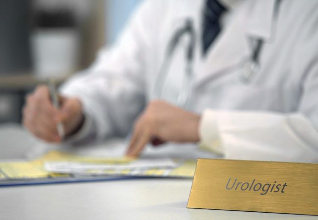 In which situations should you urgently consult the urologist?